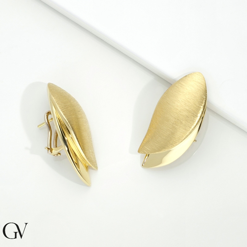 Satinierte und polierte blütenförmige Ohrringe aus 18 Karat Gelbgold