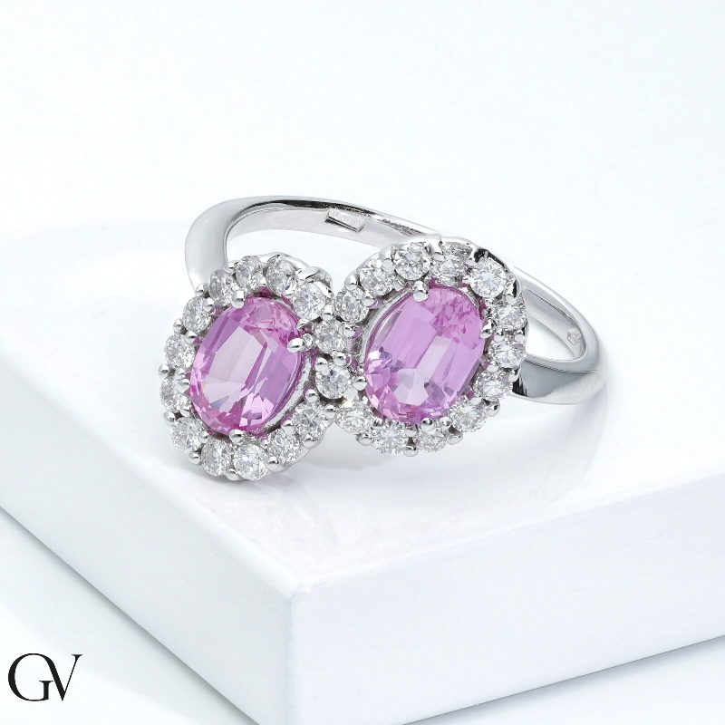 Weißgold Ring mit zwei rosa Saphiren und Diamanten