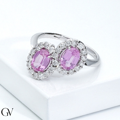 Weißgold Ring mit zwei rosa Saphiren und Diamanten