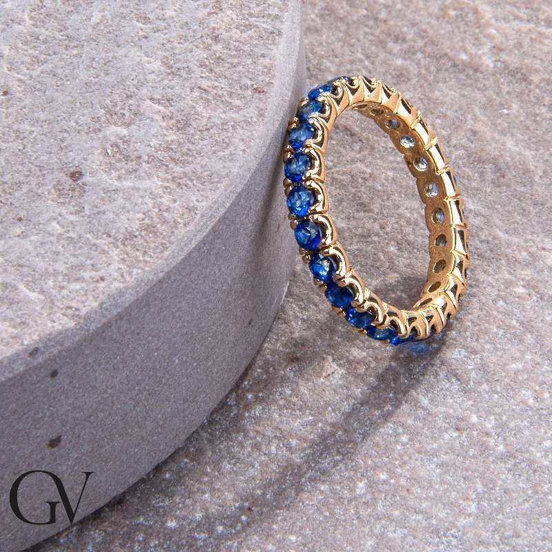 Gelbgold 18K Eternity Ring mit blauen Saphiren