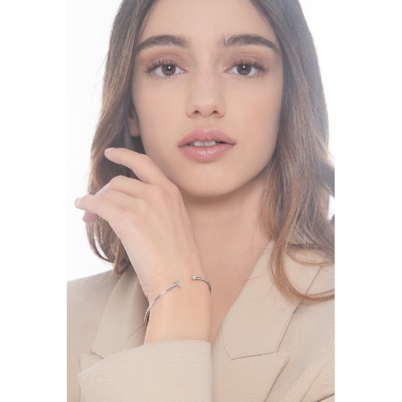 Weißgold-Armreif mit Buchstaben T aus Diamanten