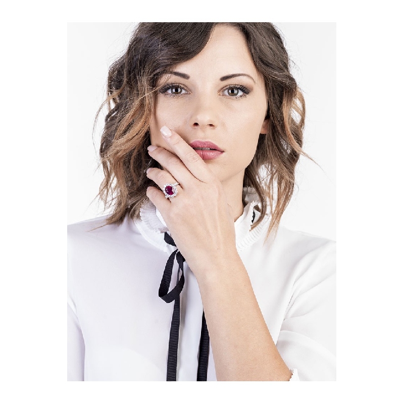 Weißgoldring mit Rubin und Diamanten