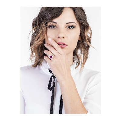 Weißgoldring mit Rubin und Diamanten