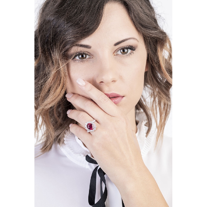 Weißgoldring mit Rubin und Diamanten