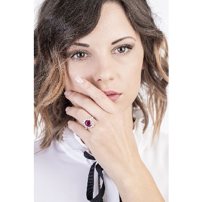 Weißgoldring mit Rubin und Diamanten