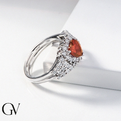 Ring aus 18 Karat Weißgold mit herzförmigem Rubin und Diamanten