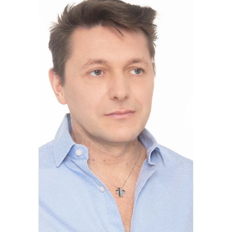 Herrenkreuzkette aus Weißgold mit schwarzen Diamanten