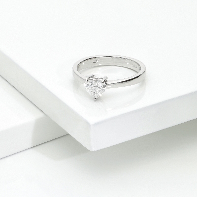 Ring mit Diamant Herzschliff GIA 0,70 kt aus Weißgold 18K