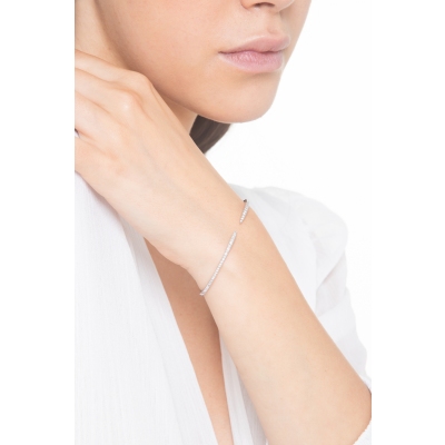 Ausgefallener Armreif aus Weißgold mit Diamanten 