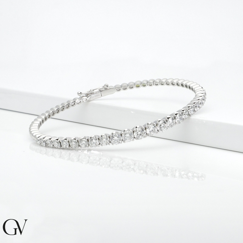 Elegantes halbstarres Armband mit Diamanten
