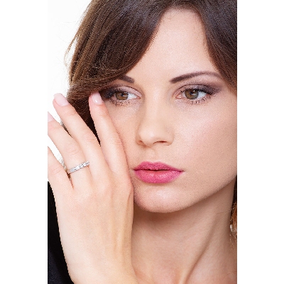 Ring aus 18K Weißgold mit 5 Diamanten