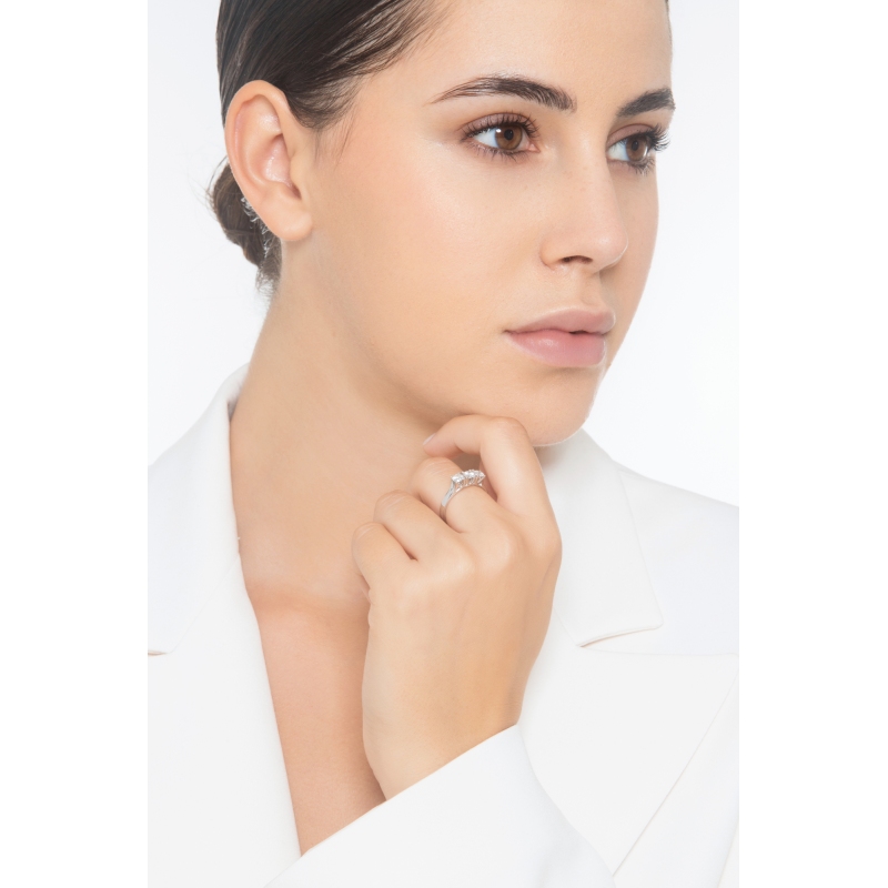 Weißgold-Verlobungsring mit drei Brillanten