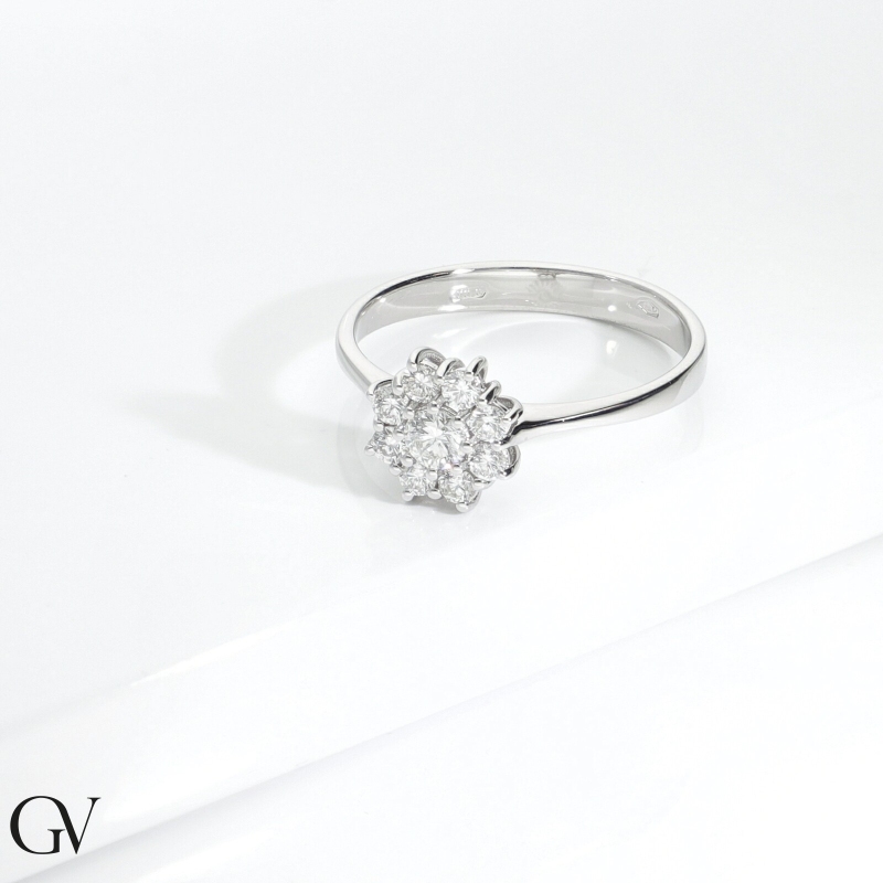 Blumenförmiger Halo Ring mit Diamanten