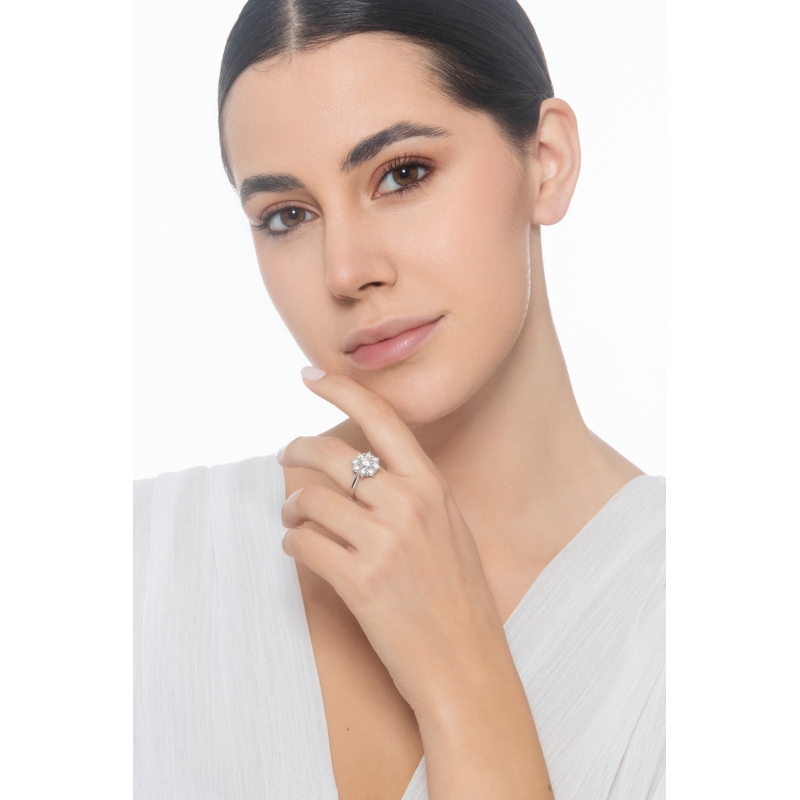 Weißgold 750 blumenförmiger Halo Ring mit Diamanten