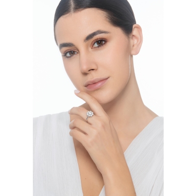 Weißgold 750 blumenförmiger Halo Ring mit Diamanten