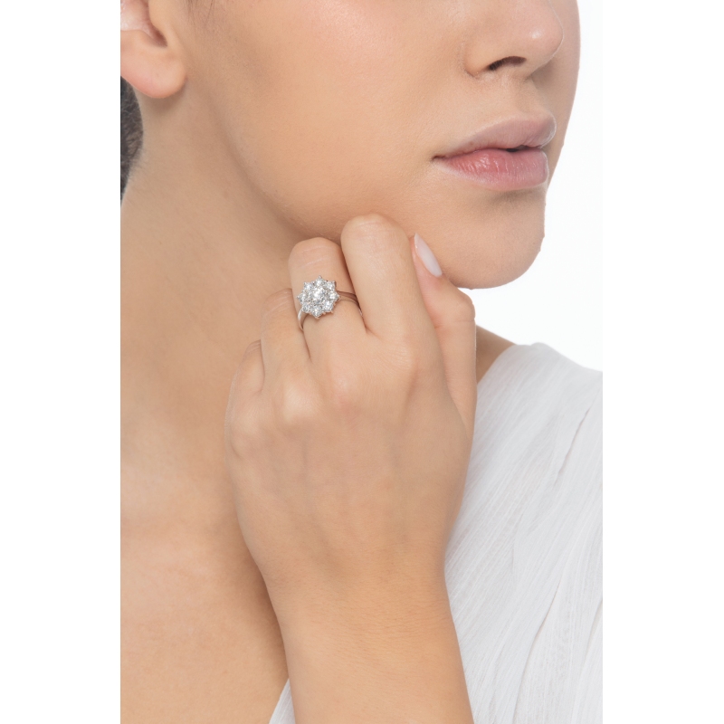 Weißgold 750 blumenförmiger Halo Ring mit Diamanten