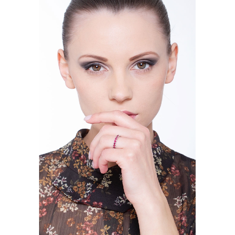 Damenring aus Weißgold mit Rubinen