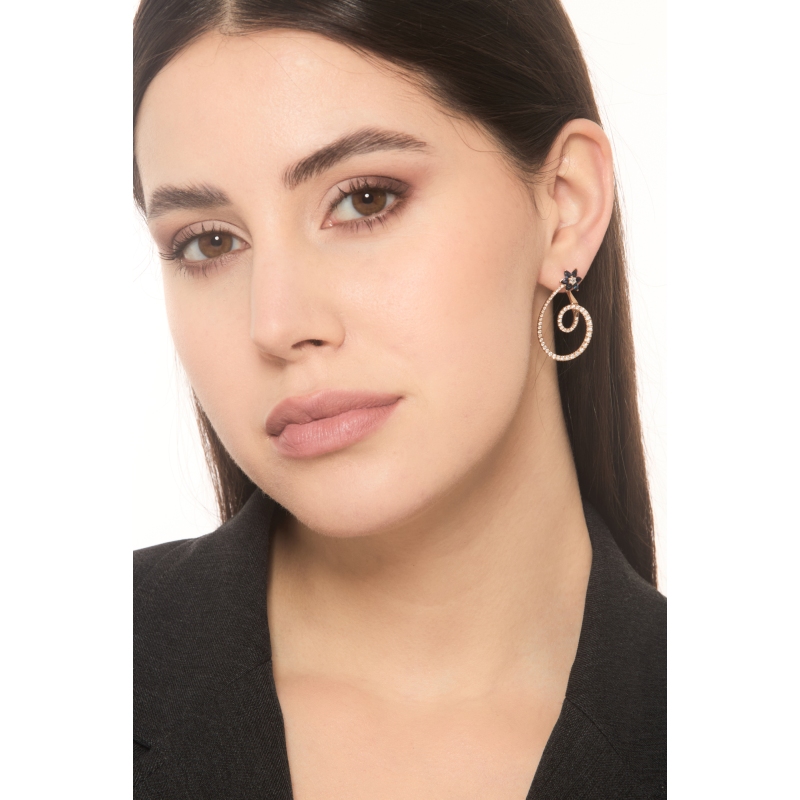 Ohrringe aus Roségold mit blauen Saphiren und Diamanten