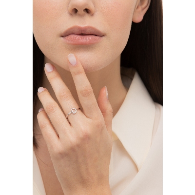 Ring mit Anfangsbuchstabe D aus Weißgold und Diamanten