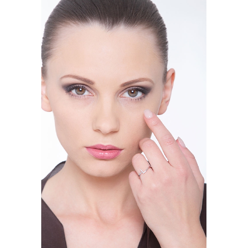 Weißgold 750 Ring mit L aus Diamanten