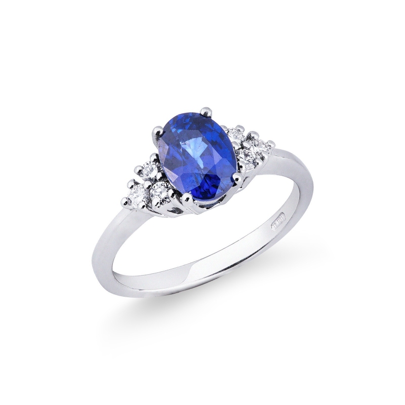 Weißgold Ring mit blauem Saphir und sechs Diamanten