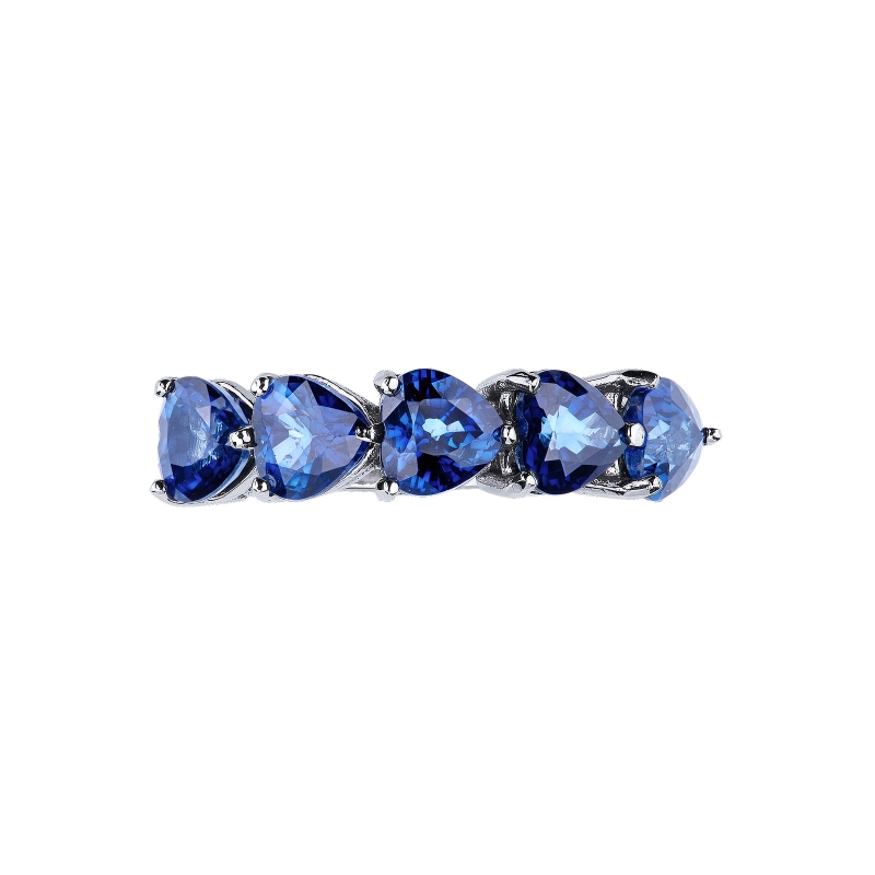 18 Karat Weißgoldring 750 mit fünf großen blauen Saphiren im Herzschliff