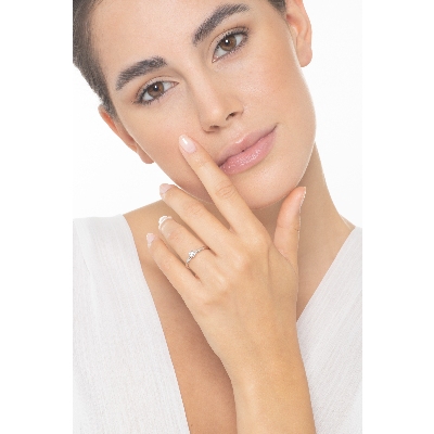 Verlobungsring aus Weißgold mit Diamant 