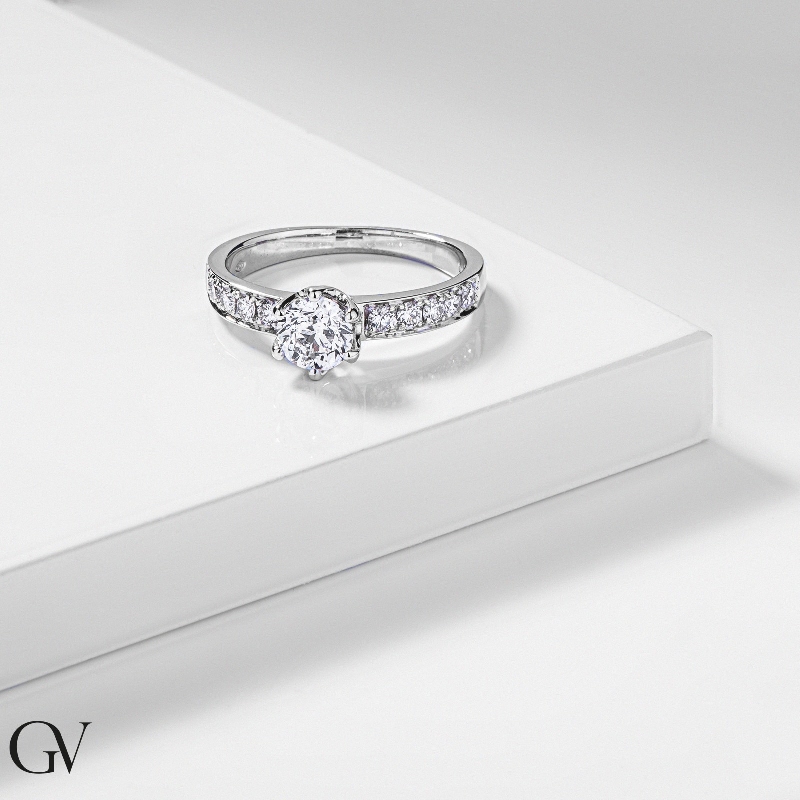 Verlobungsring aus Weißgold 18k mit einem 0,80 ct Diamant