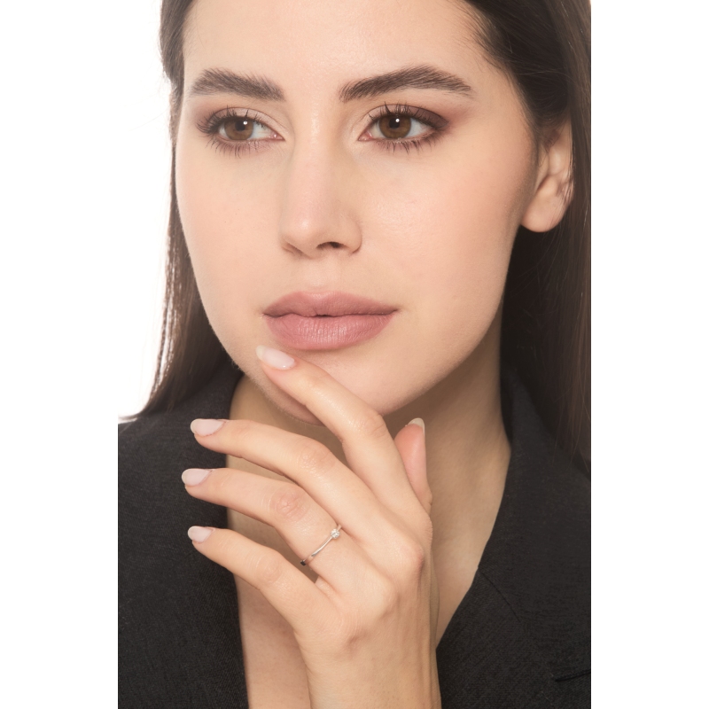 Solitär Ring mit einem 0,10 kt Diamanten aus Weißgold