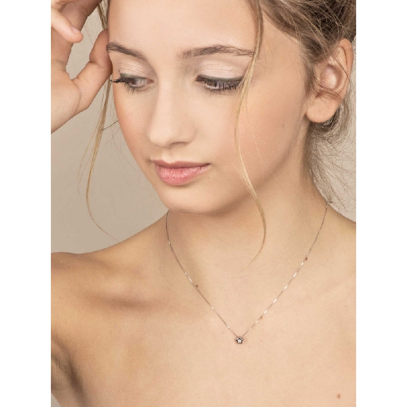 Weißgoldkette mit Sternanhänger und Solitär-Diamanten