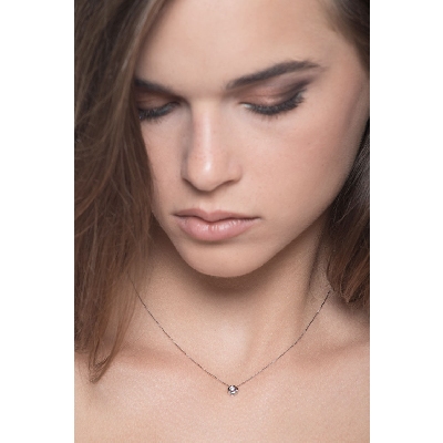 Halskette aus Weißgold mit rundem Diamantanhänger