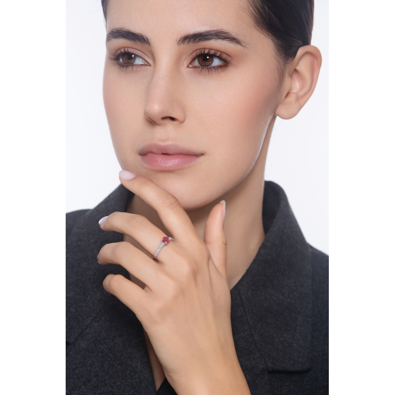 Rubin-Verlobungsring aus Weißgold mit Diamanten