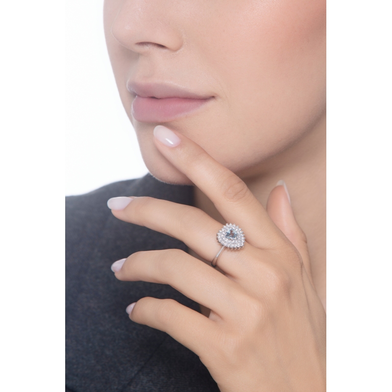 Halo Ring Aquamarin und Diamanten Weißgold