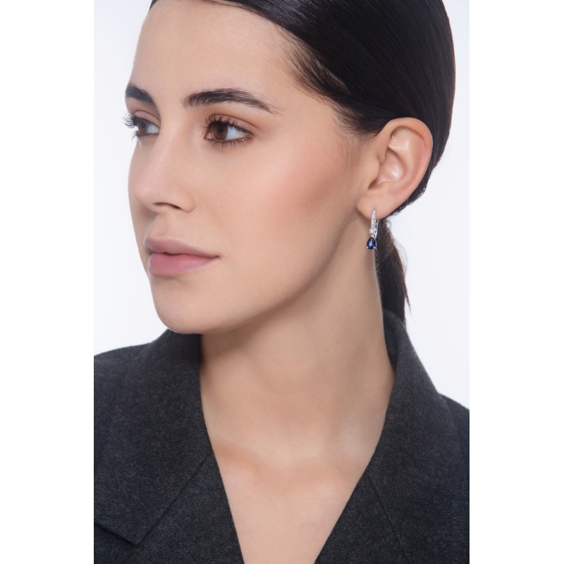 Ohrringe aus 18K Weißgold mit Diamanten und blauen Saphiren 