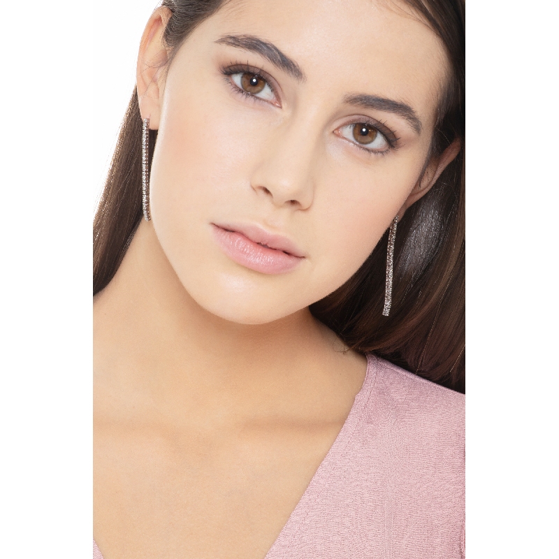 Weißgold-Anhänger mit einer Linie aus Diamanten