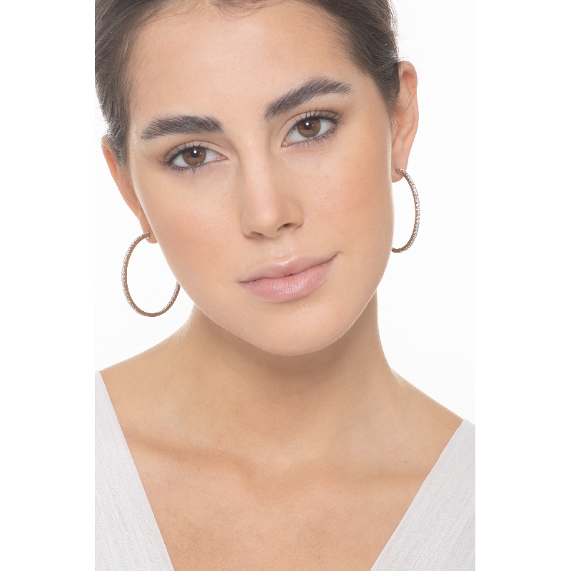 Weißgold-Creolen mit innenliegenden und außenliegenden Diamanten