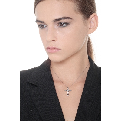 Kreuzkette aus 18k Weißgold mit schwarzen und weißen Diamanten