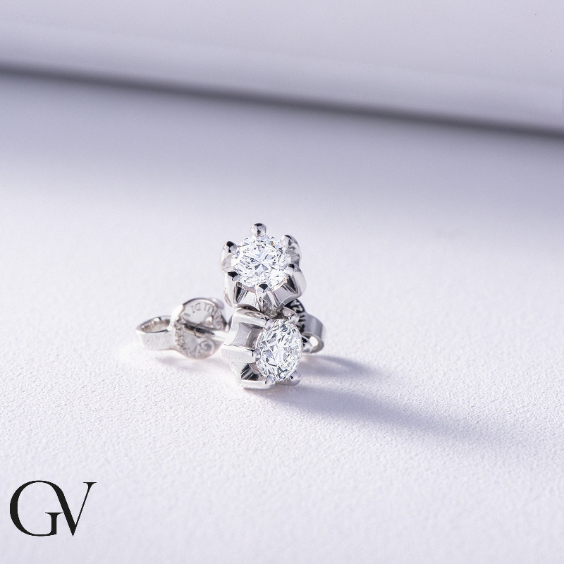 Diamanten-Ohrstecker aus 18k Weißgold mit 6 Krappen