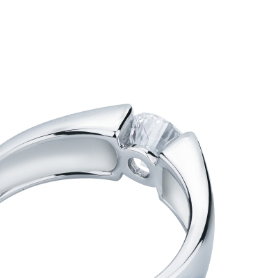 Verlobungsring mit Diamant 0,90 kt in einer Spannfassung