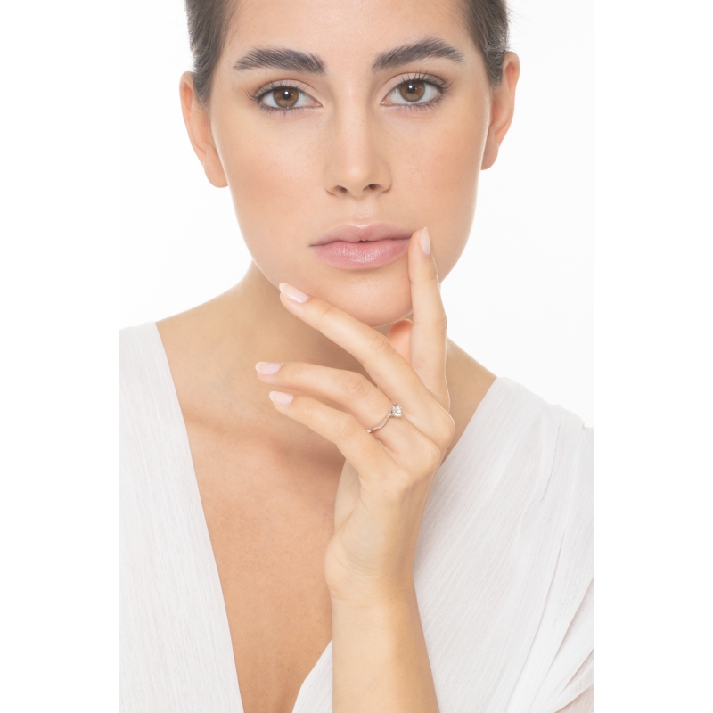 Diamantring mit einem IGI-zertifiziertem Diamanten