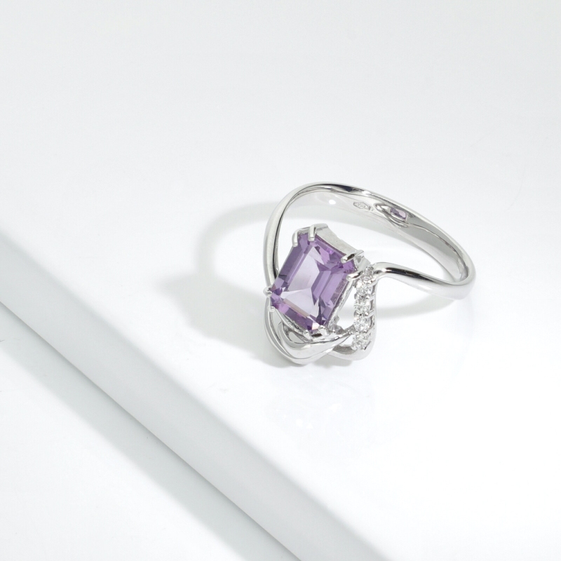 Weißgoldring mit Amethyst und Brillanten  