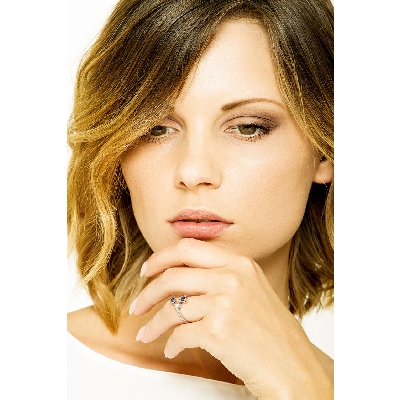 Weißgold Ring mit zwei blauen Saphiren und einem Diamant