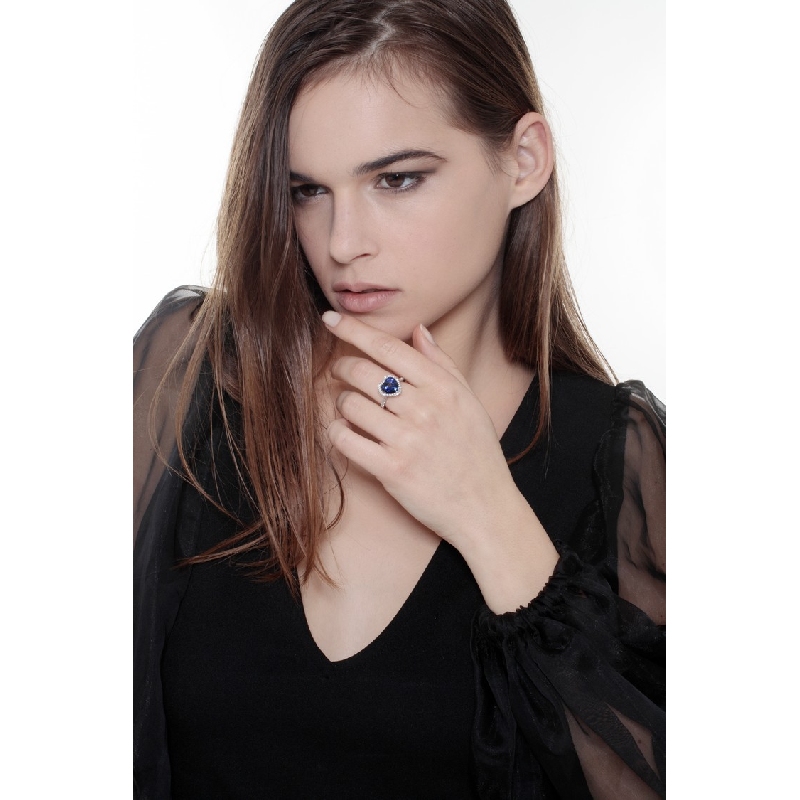 Weißgold Ring mit Herz aus blauem Saphir und Diamanten