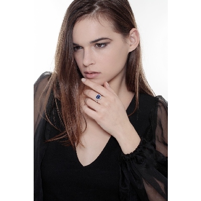 Weißgold Ring mit Herz aus blauem Saphir und Diamanten