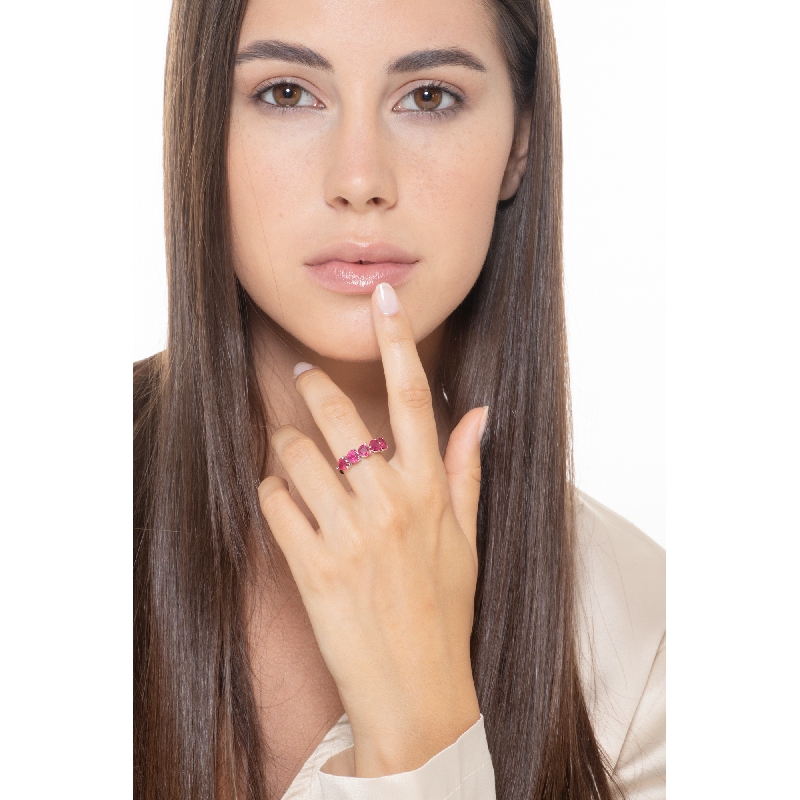 Weißgold Verlobungsring mit fünf herzförmigen Rubinen 