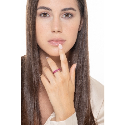 Weißgold Verlobungsring mit fünf herzförmigen Rubinen 