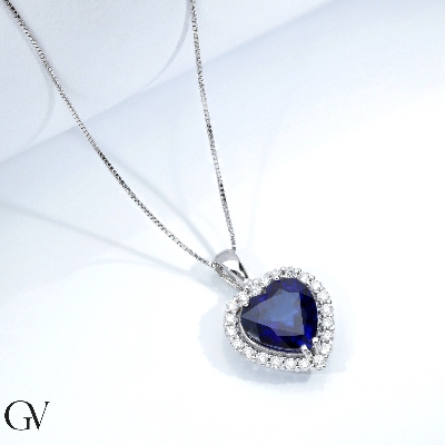 Herz Anhänger aus blauem Saphir und Diamanten in Weißgoldkette