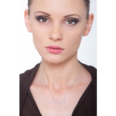 Halskette aus Buchstaben LOVE aus Diamanten 