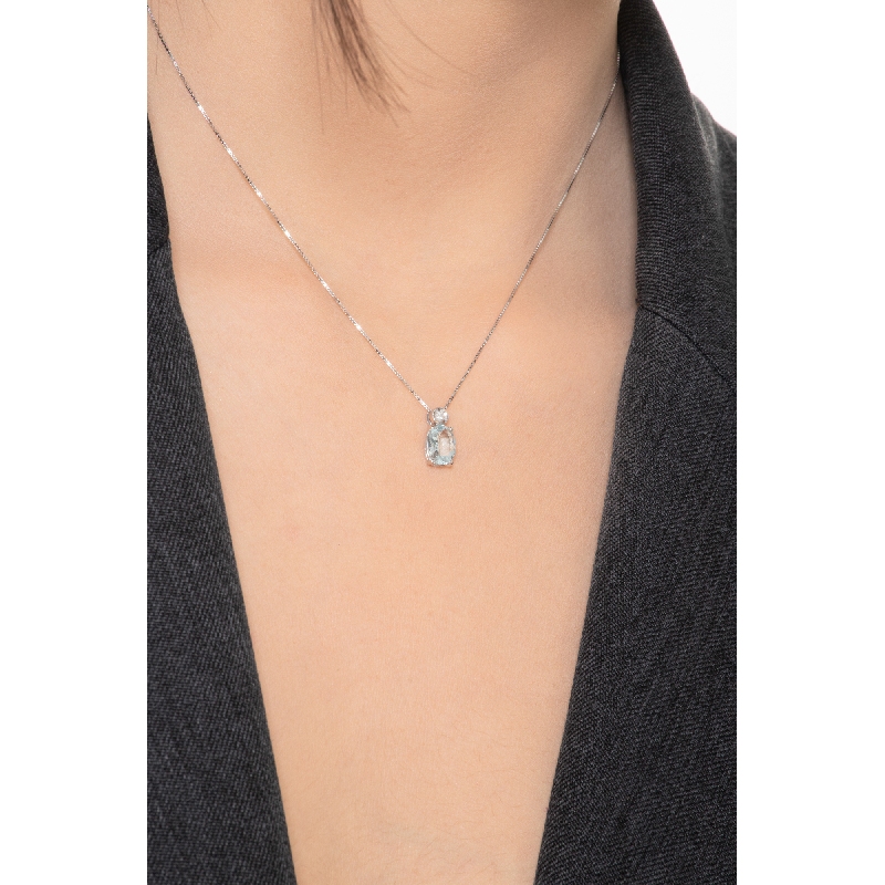 Halskette mit Aquamarin-Anhänger und Diamanten