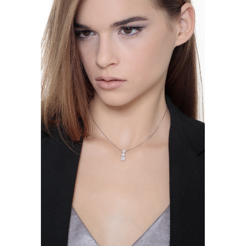 Weißgold 18k Kette mit drei Blumen aus Diamanten  